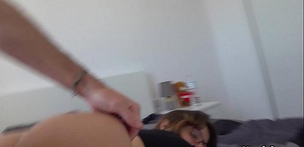  Sexo anal con mi hermanastra cachonda por una gran polla en su culo